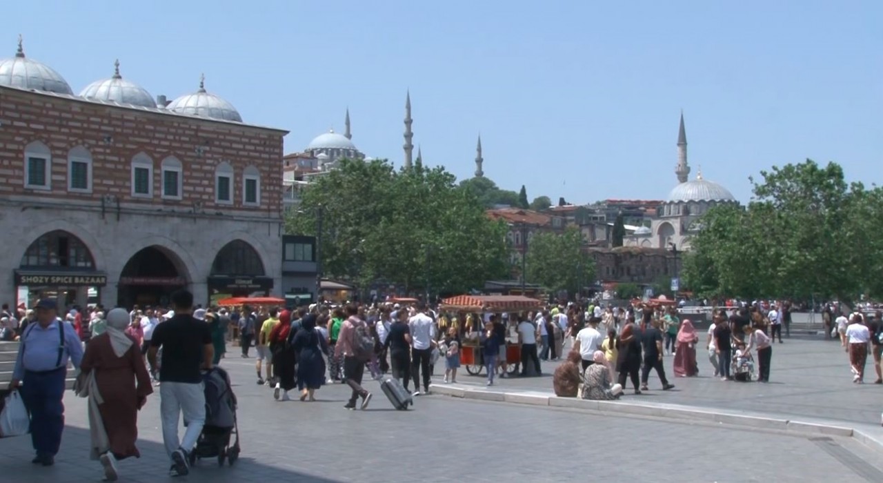 Eminönünde bayramın 3üncü gününde yoğunluk