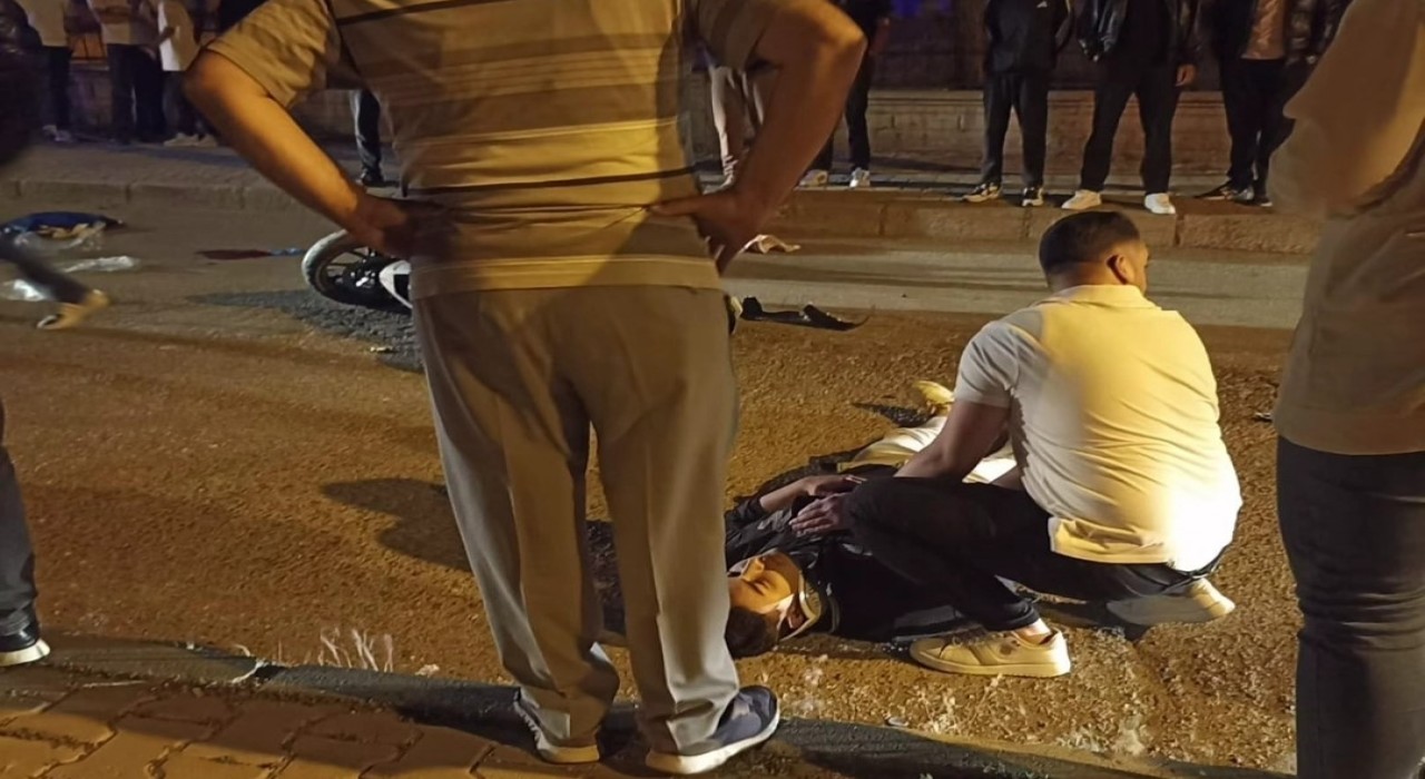 Ercişte iki motosiklet kafa kafaya çarpıştı: 3 yaralı