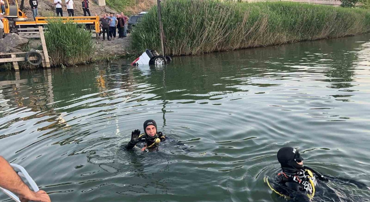 Ereğlide el freni çekilmeyen araç nehre uçtu