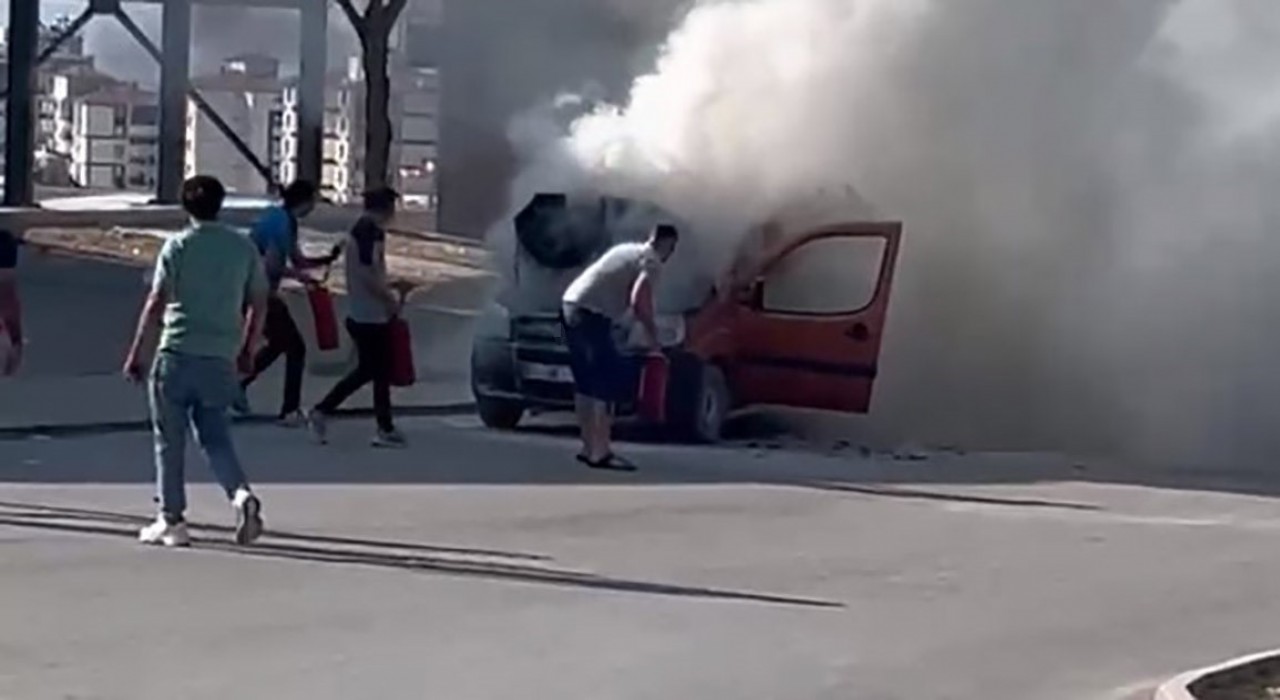 Ereğlide seyir halinde hafif ticari araç alev alarak yandı