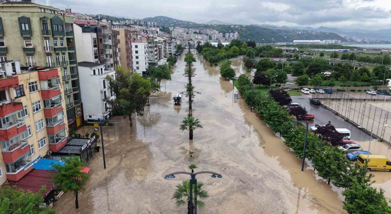 Ersoy: Karadeniz Sahil Yolu baraj görevi gördü; Trabzonda ‘Şehir seli oluştu