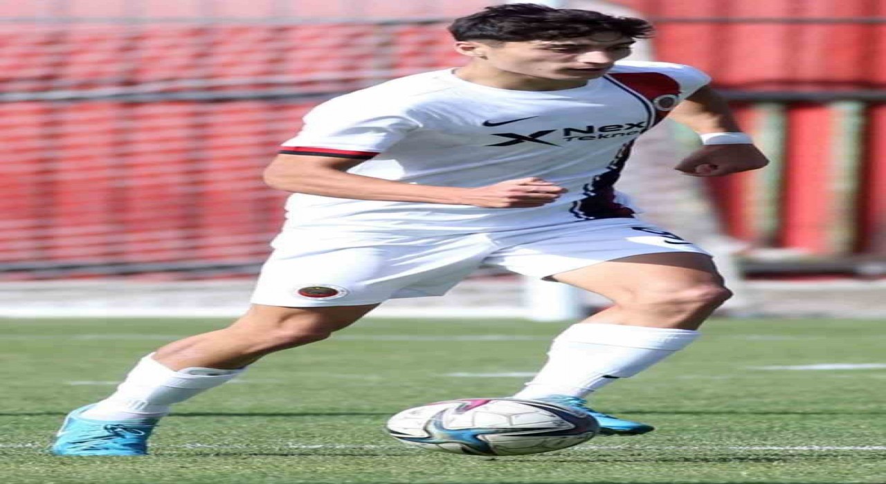 Ertuğrul Sandıkcı, U17 ve U19daki performanslarıyla kulüplerin dikkatini çekti