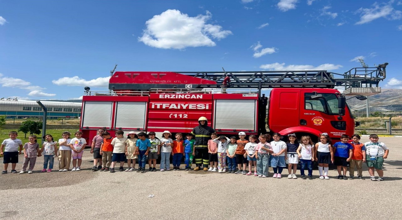 Erzincan İtfaiye Müdürlüğü minik öğrencileri ağırladı