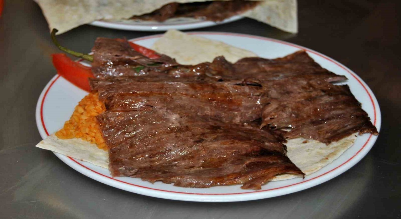 Erzincanda bayram öncesi insan yoğunluğunu fırsat bilen lokantacı esnafı dönere zam yaptı