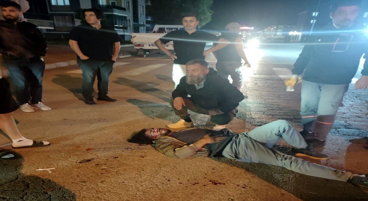 Erzincanda motosiklet ile minibüsün çarpıştığı kazada 1 kişi yaralandı