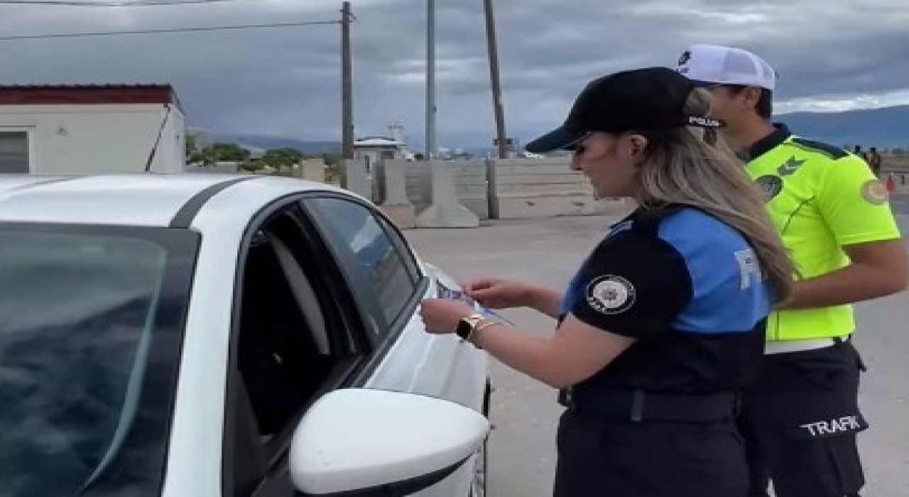 Erzincanda polisler bayram öncesi vatandaşı bilgilendirdi