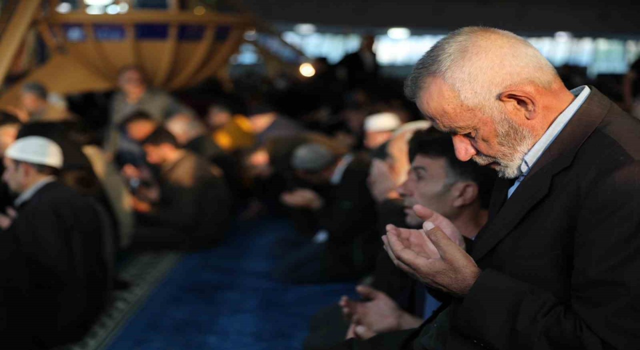 Erzincanda vatandaşlar bayram namazı için camilere akın etti