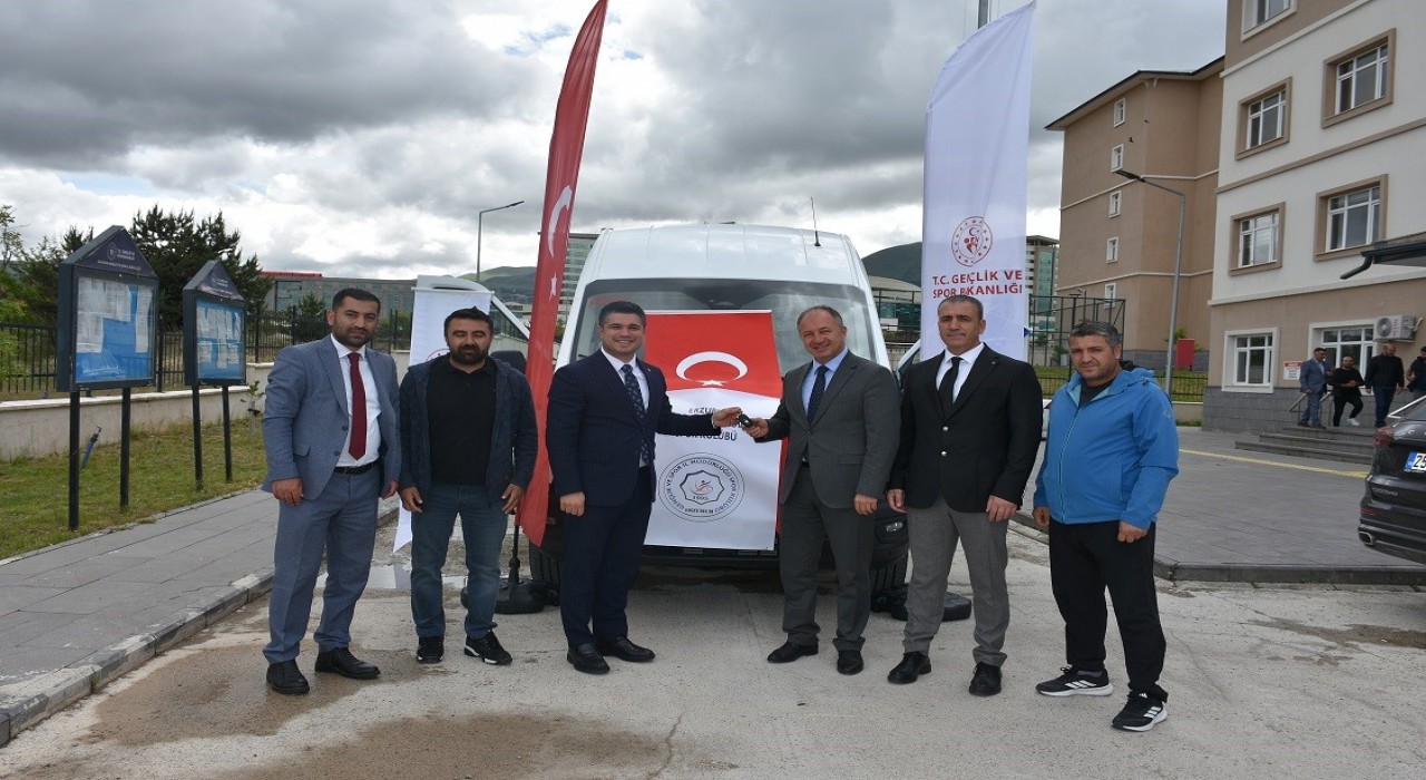 Erzurum Gençlik Spor Kulübüne yeni minibüs