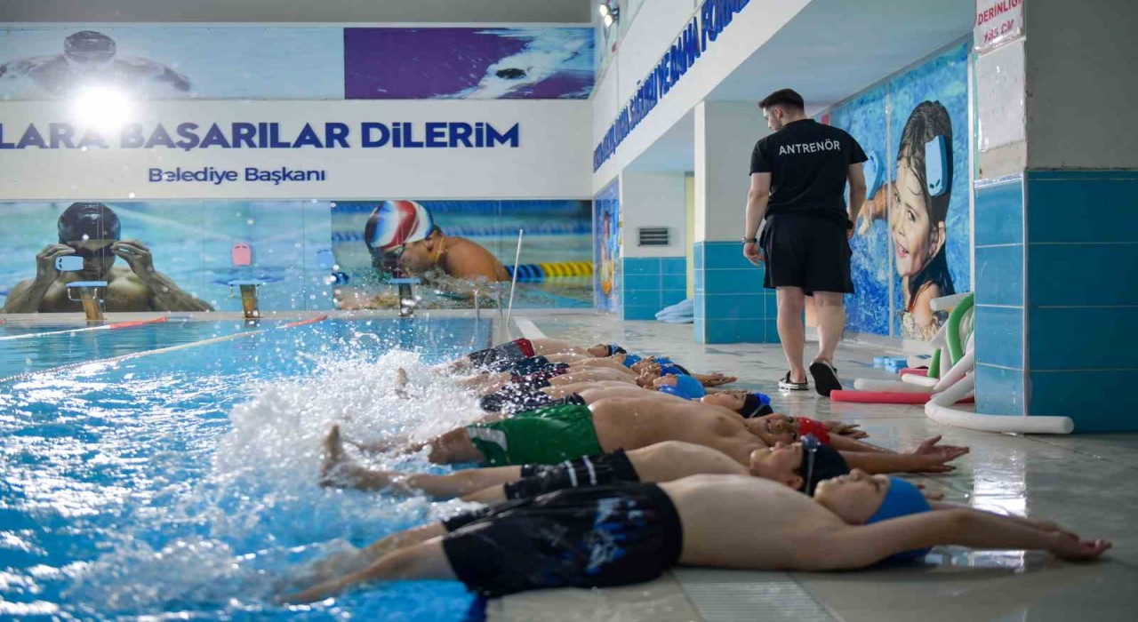 Esenyurt Belediyesinden çocuk ve gençlere yüzme fırsatı