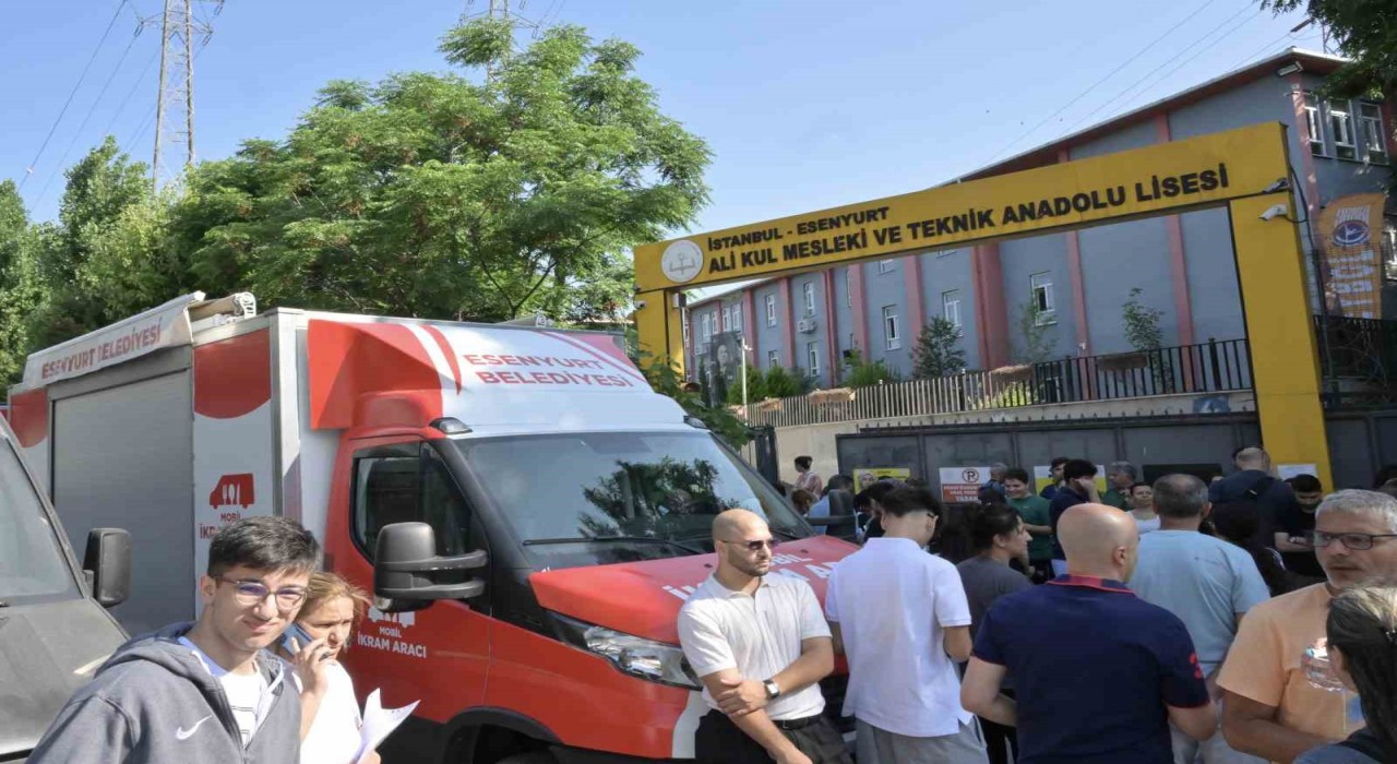 Esenyurt Belediyesinden YKS günü öğrencilere ve ailelerine destek