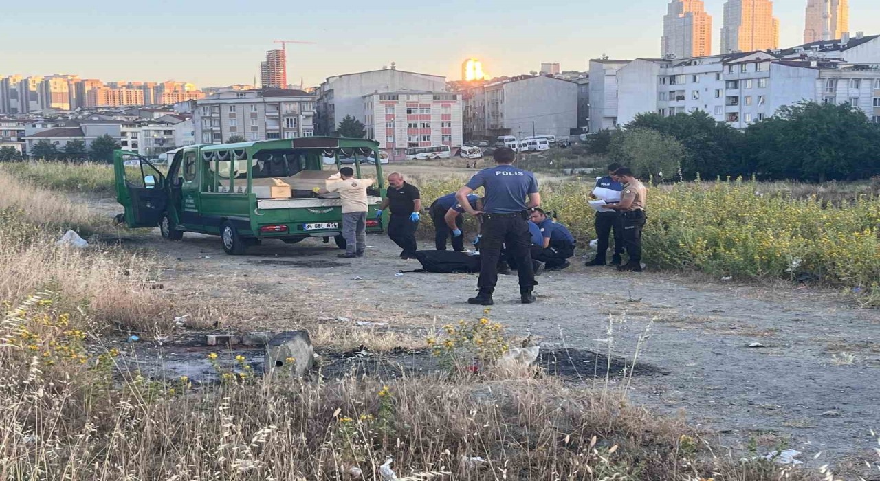 Esenyurtta 2 gündür haber alınamayan adam boş arazide ölü bulundu