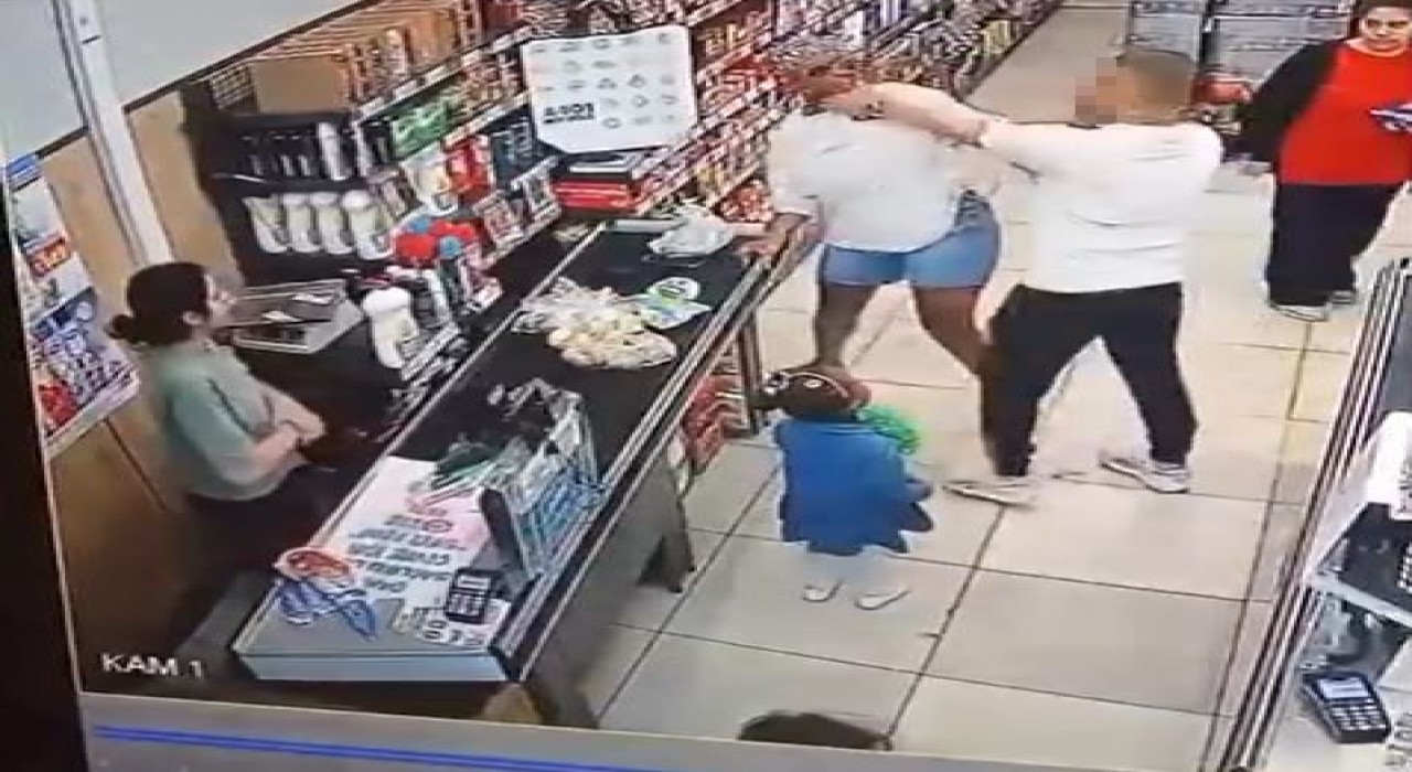 Esenyurtta bir adam, kasa sırasında tartıştığı kadına saldırdı; o anlar kamerada