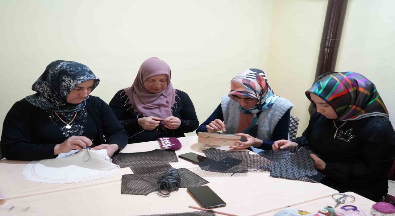 Eski köy okulunda açılan kurs kadınlara umut oldu: Hem öğreniyorlar hem para kazanıyorlar