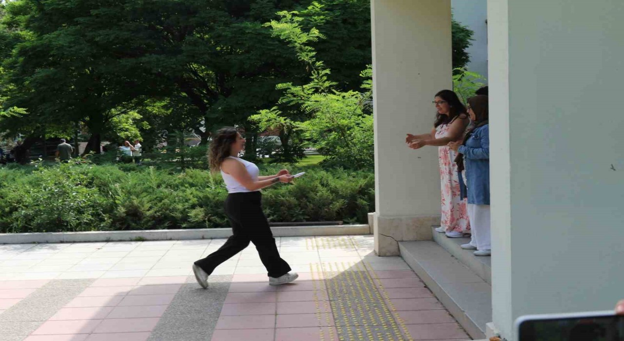 Eskişehirde adayların bazıları AYT sınavına son anda yetişti