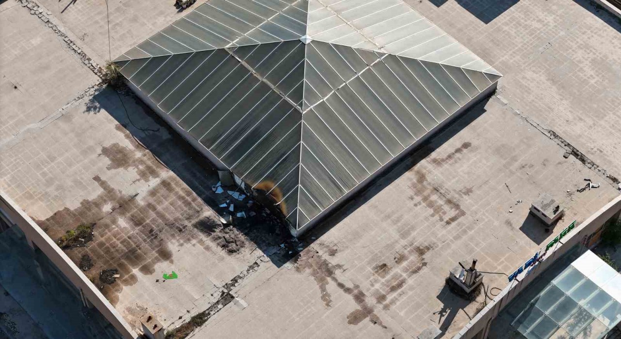 Eskişehirde AVM çatısında çıkan yangın korkuttu