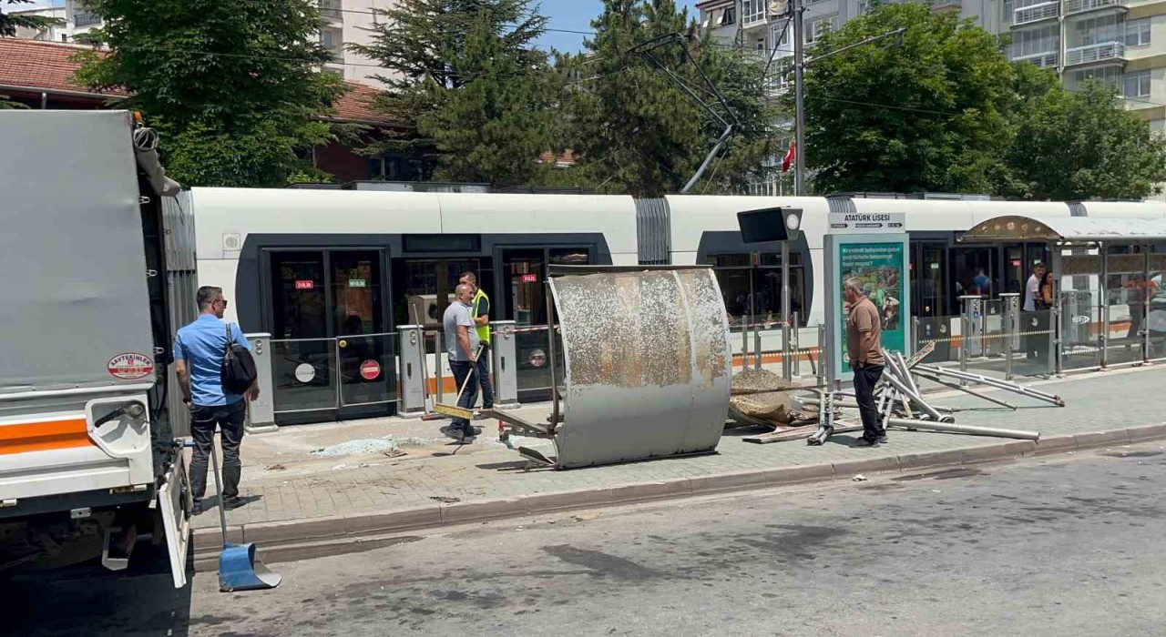 Eskişehirde otobüs tramvay durağına daldı: 2 yaralı
