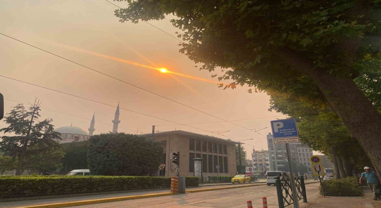 Eskişehiri kaplayan yangın dumanı ve koku vatandaşı telaşlandırdı