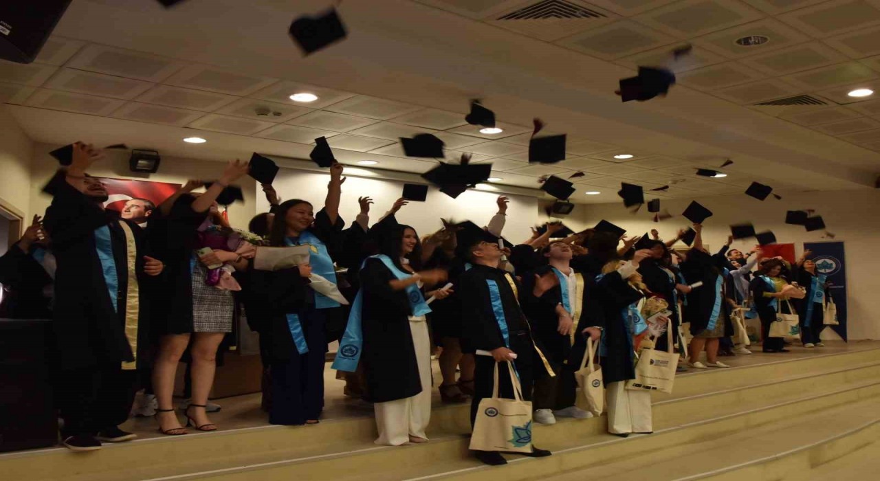 ESOGÜ Sosyal Bilimler Enstitüsünde mezuniyet heyecanı