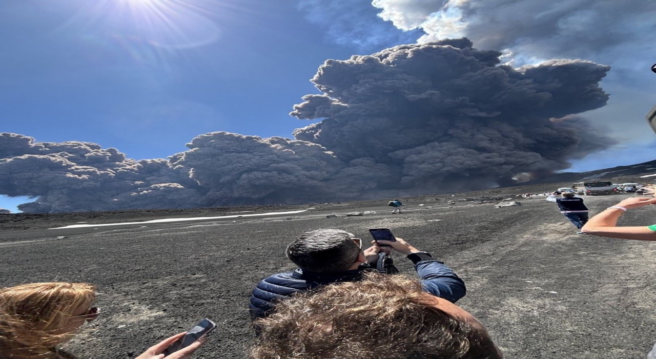 Etna Yanardağında turistlerin olduğu sırada patlama yaşandı