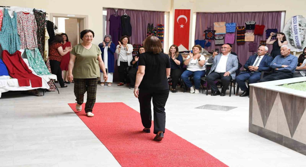 Ev hanımları kursla terzi oldu, kendi tasarımlarını defileyle tanıttı