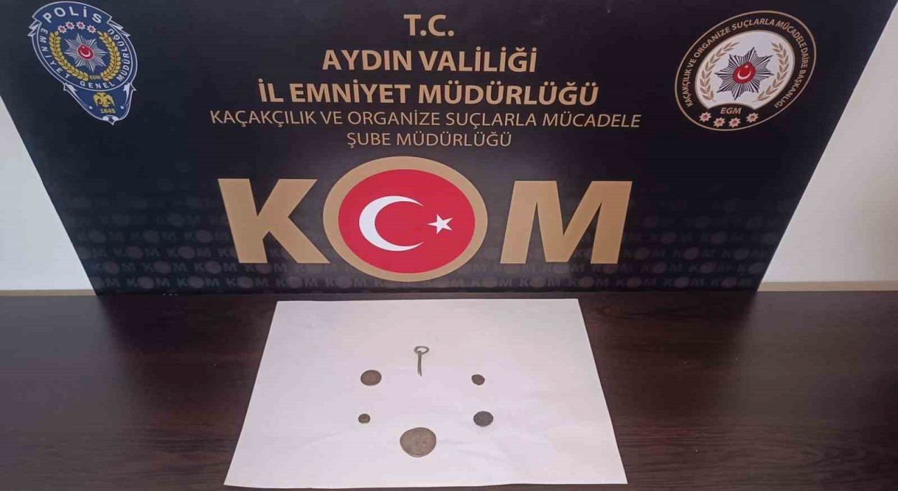 Evde saklanan tarihi paralar ve broş ele geçirildi
