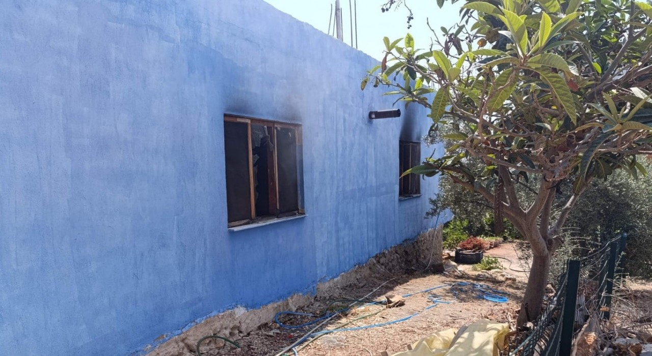 Evde yangın çıktı, yaşlı adam son anda kurtarıldı