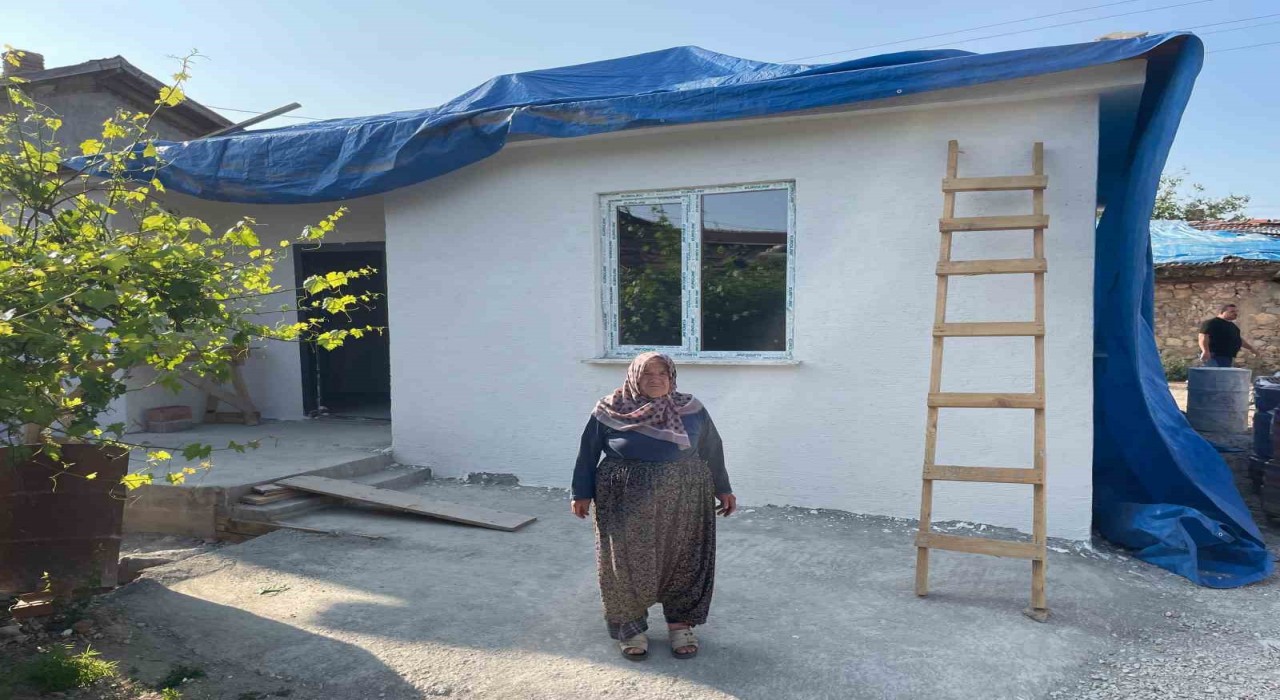 Evi kül olan 72 yaşındaki kadının yüzü İHAnın haberinden sonra güldü