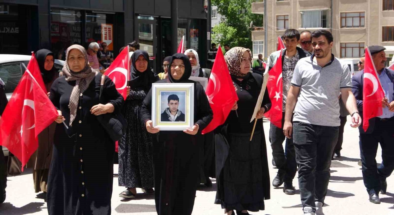 Evlat nöbetindeki aileler: Umutla çocuklarımızı bekliyoruz