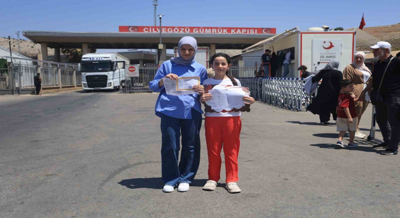 Evlatları karnelerini alan Suriyeli aileler ülkelerine dönüyorlar