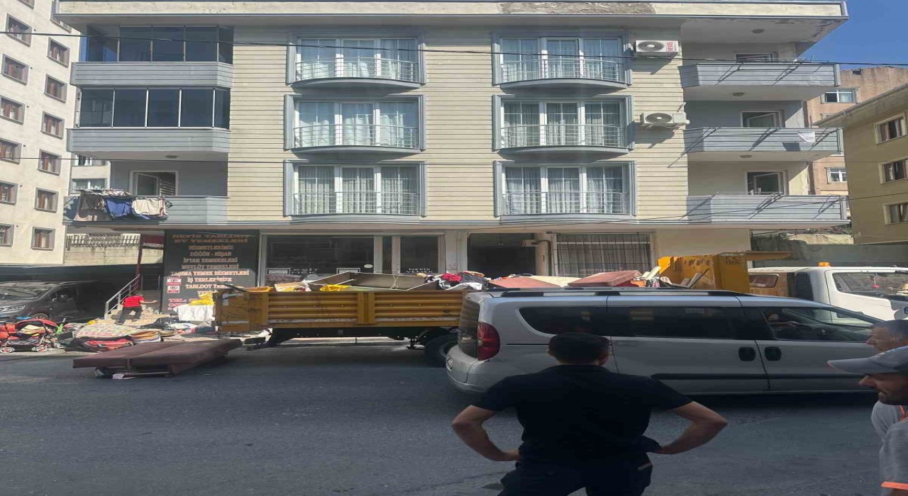 Eyüpsultanda çöp ev bina sakinlerini çileden çıkardı