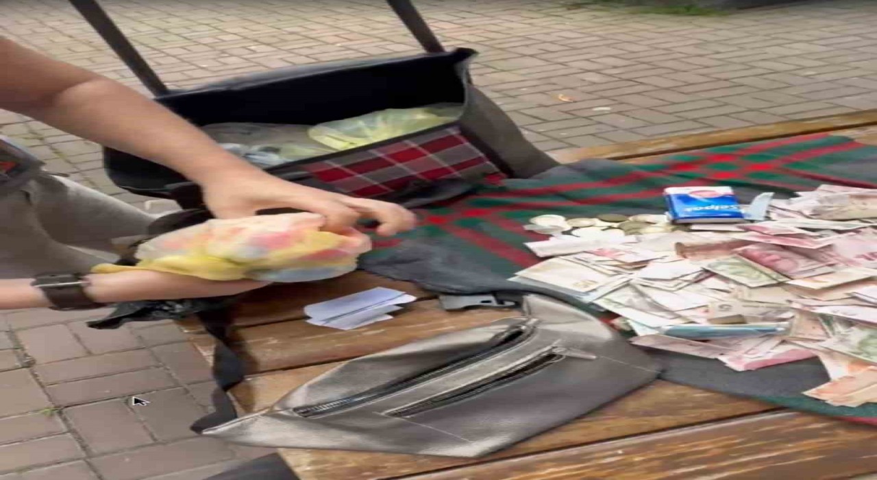 Eyüpsultanda dilencinin pazar arabasından 35 bin 985 TL ve 10 çeyrek altın çıktı