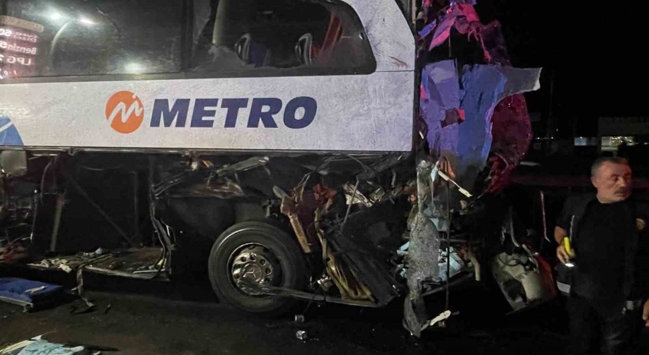 Faciadan dönüldü: 40 yolcusu olan otobüs tıra çarptı, 12 kişi yaralandı