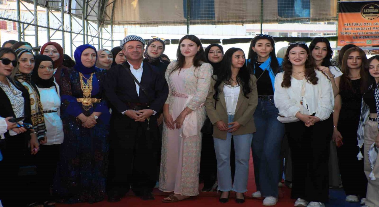 Farklı illerden Hakkariye gelen gençler halay çekti