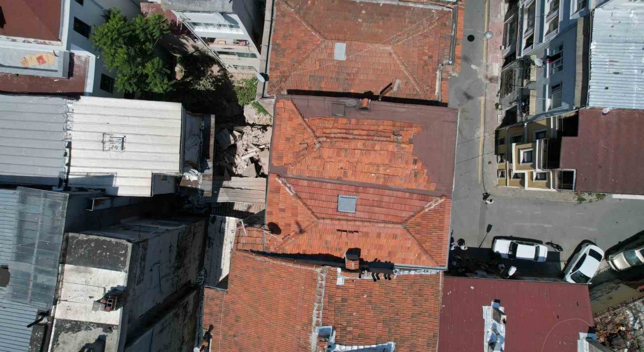 Fatihte 3 katlı binanın balkonu çöktü, bina tahliye edildi