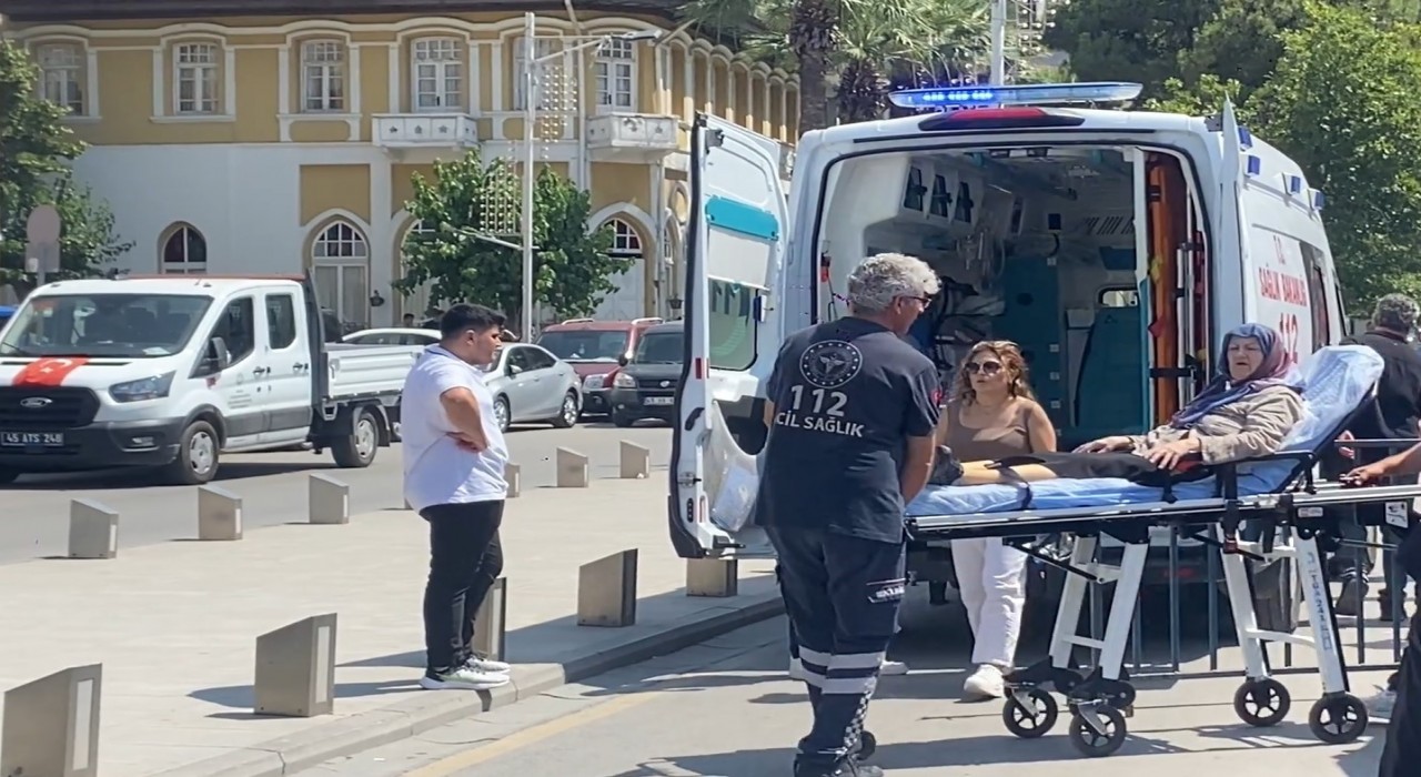 Ferdi Zeyrekin taziyesinde yaşlı kadın fenalaştı