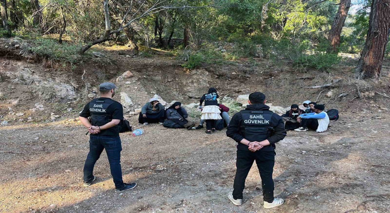 Fethiye Kayaköyde 1i çocuk 10 düzensiz göçmen yakalandı
