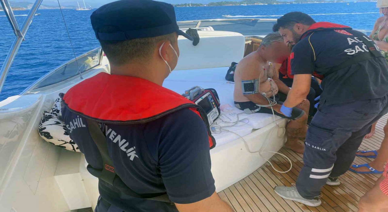 Fethiyede 2 vatandaşa denizden tıbbi tahliye gerçekleştirildi