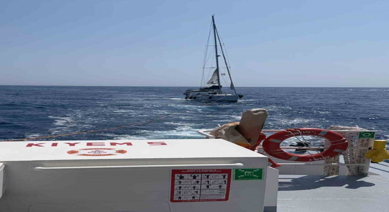 Fethiyede makine arızası nedeniyle sürüklenen tekne kurtarıldı