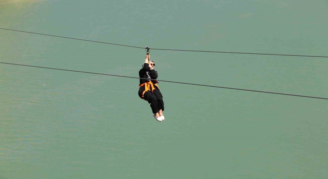 Fırat Nehrinin muhteşem manzarası eşliğinde yapılan zipline ve tekne turu turistlerin vazgeçilmezi