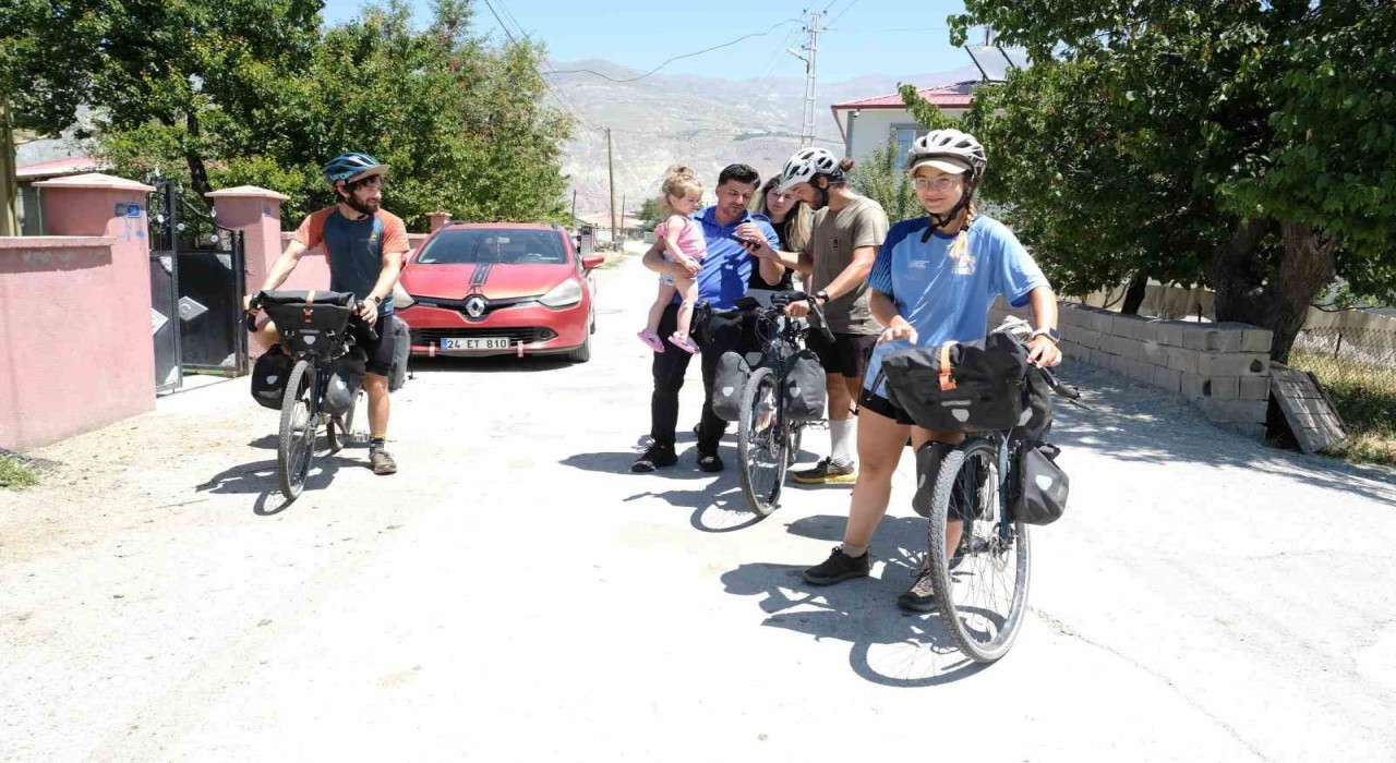 Fransadan bisikletle yola çıkan 3 Fransız, 70 günlük bir yolculukla Erzincana ulaştı