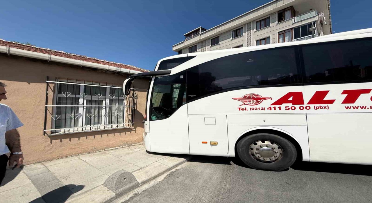 Freni boşalan yolcu otobüsü kayarak gecekonduya çarptı