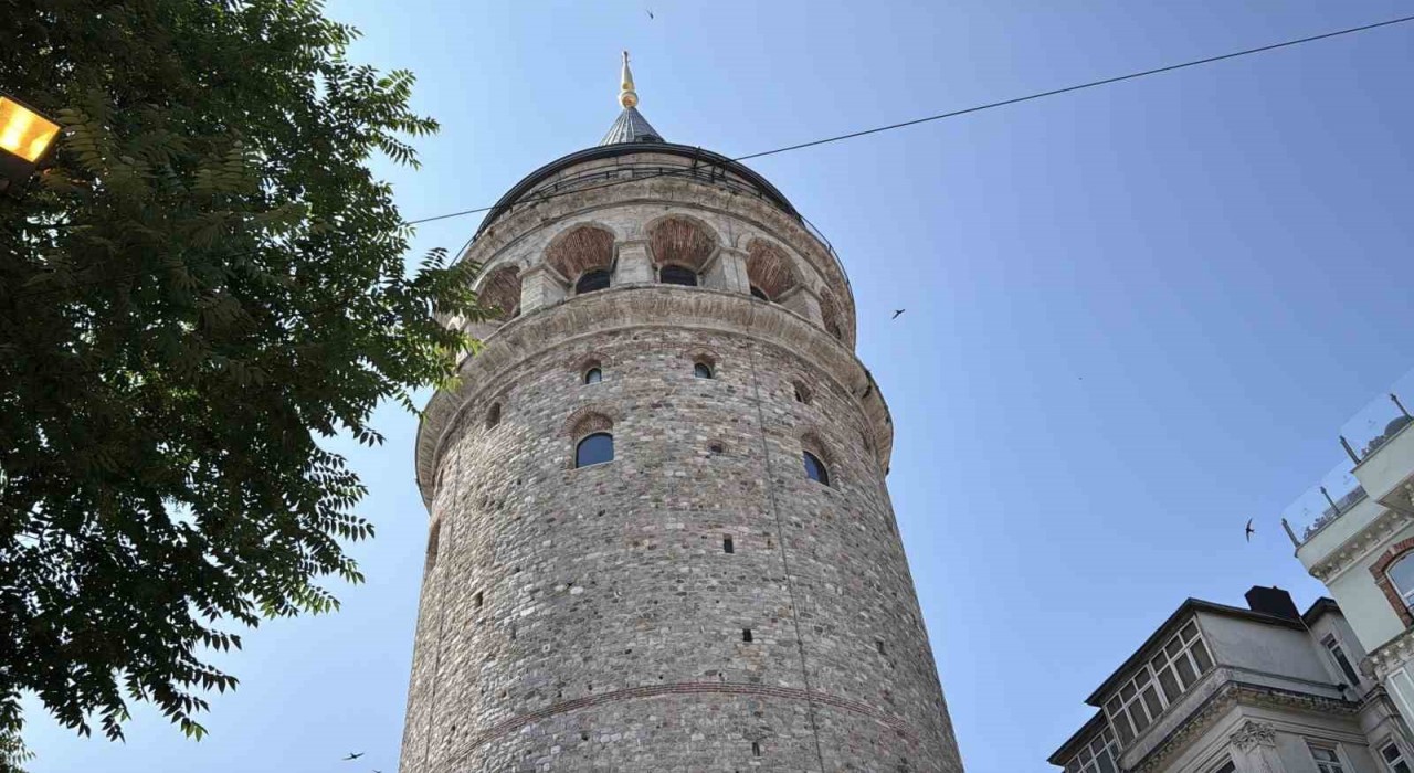 Galata Kulesinden düşen 22 yaşındaki genç hayatını kaybetti