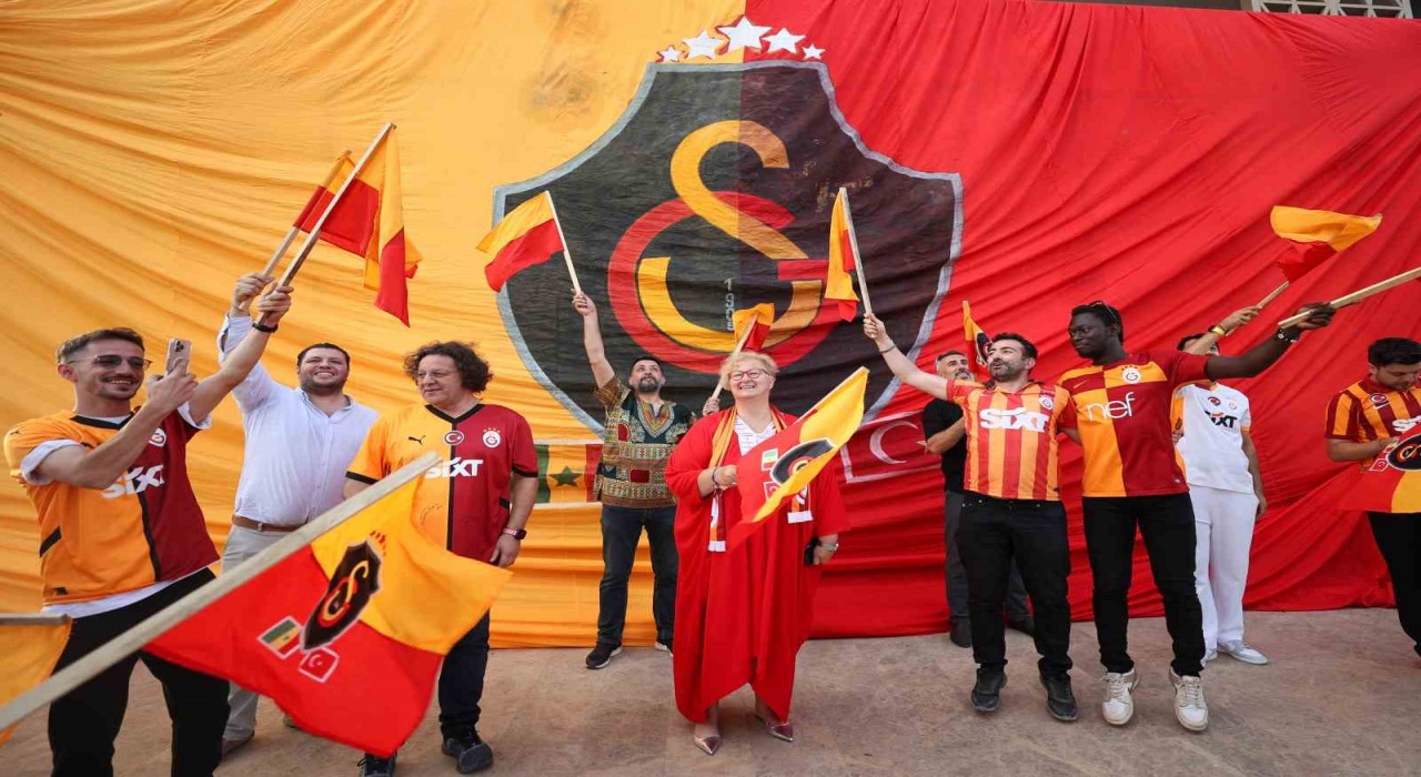 Galatasarayın 25. şampiyonluğu Senegalde coşkuyla kutlandı
