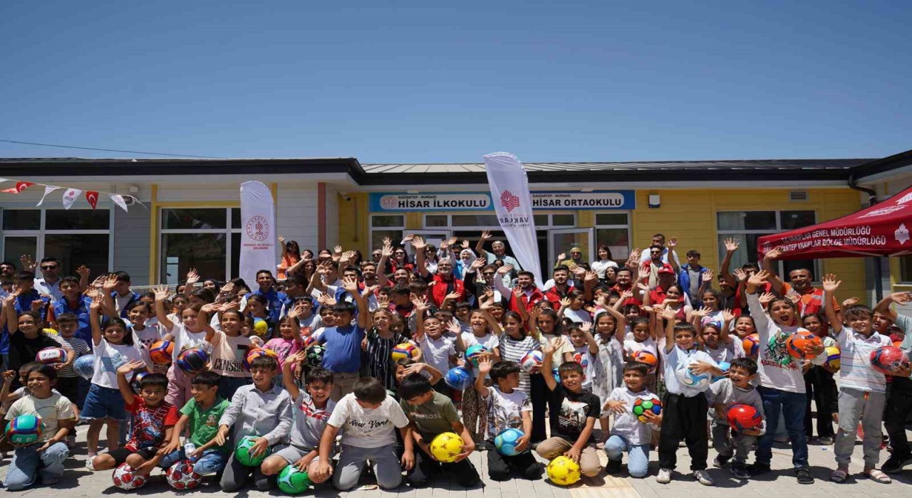 Gaziantep Vakıflar Bölge Müdürlüğü depremzede öğrencilerin karne sevincine ortak oldu