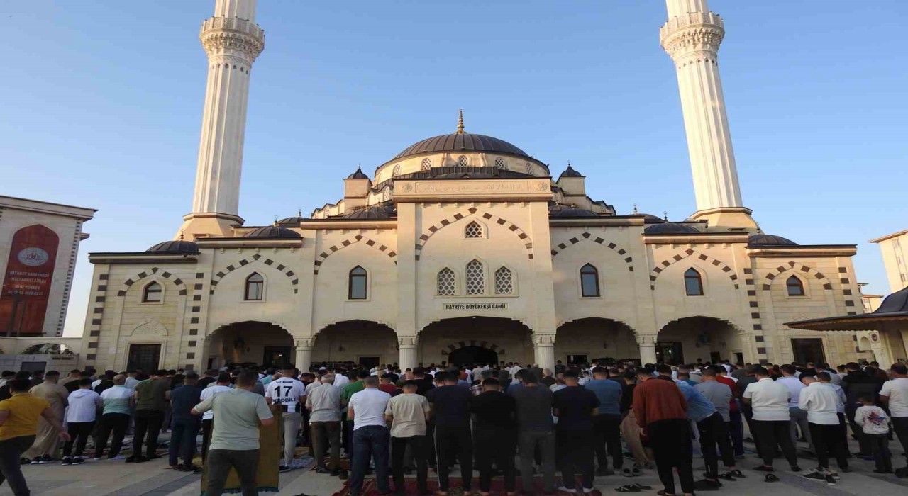 Gaziantepte bayram namazında camiler doldu taştı