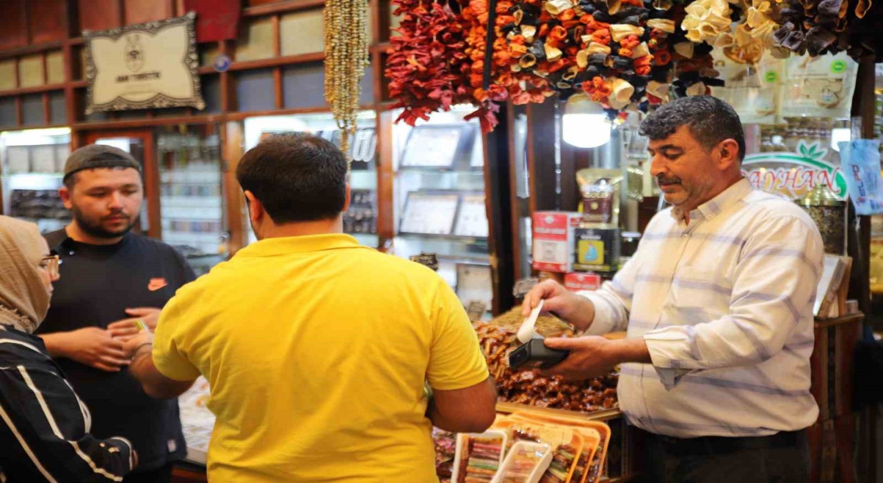 Gaziantepte bayram yoğunluğu esnafın yüzünü güldürdü