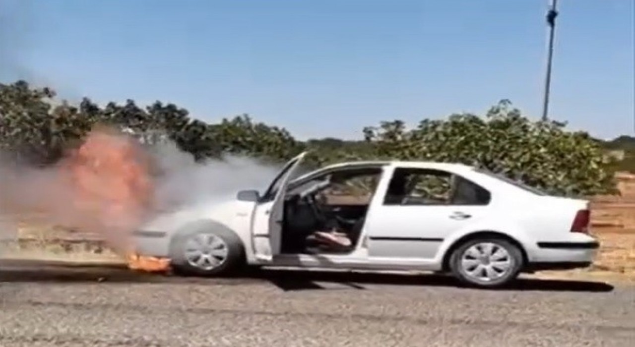 Gaziantepte seyir halindeki otomobil alev aldı