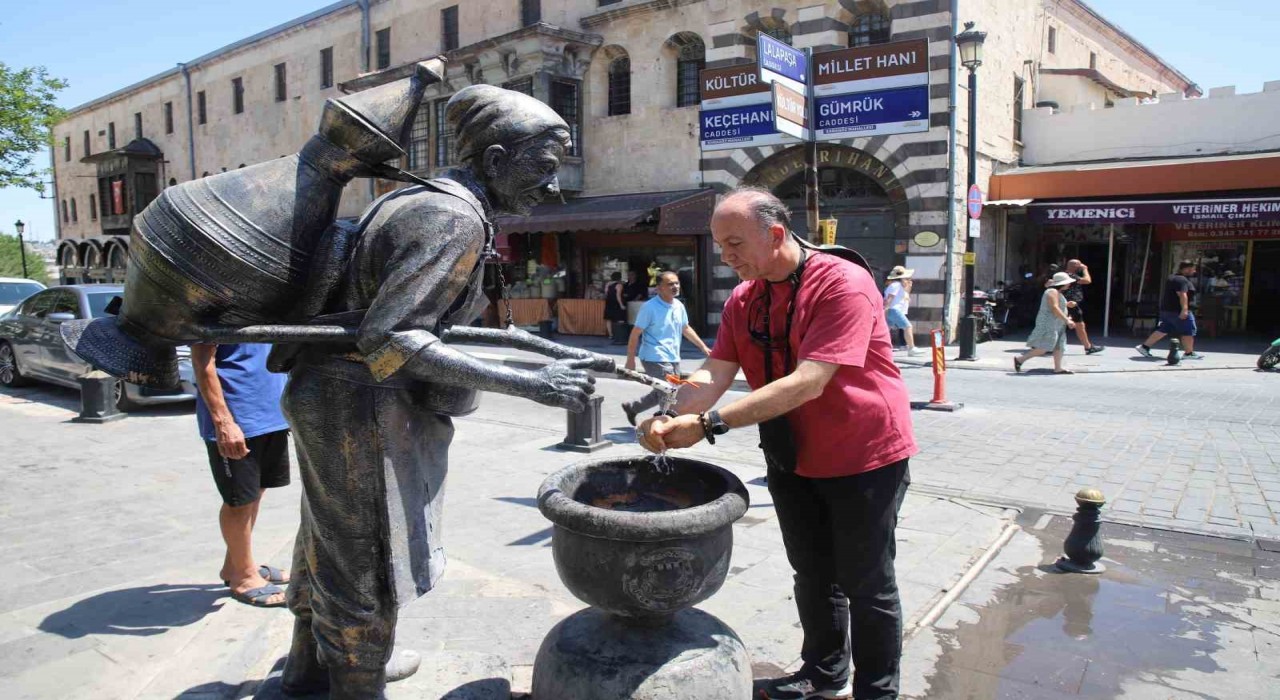 Gaziantepte sıcaktan bunalan vatandaşlar çeşme başında serinledi