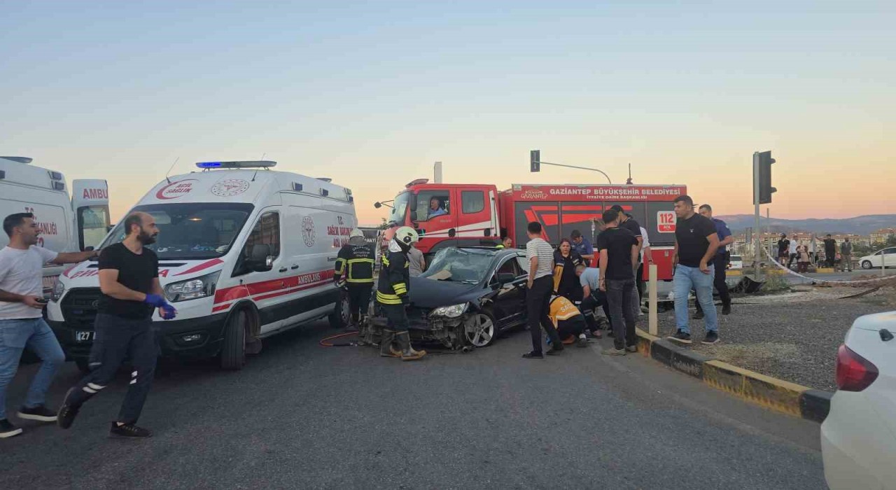 Gaziantepte tır ile otomobil çarpıştı: Nişanlı çift yaralandı