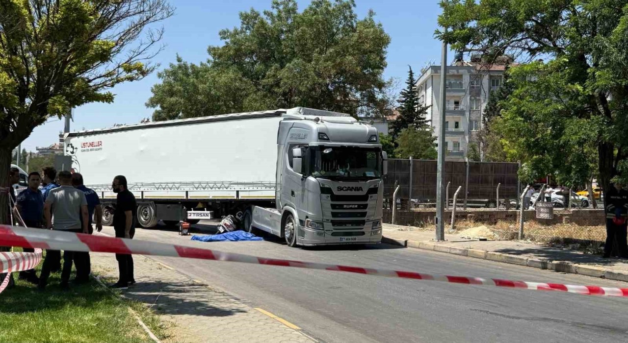 Gaziantepte tırın altında kalan motosikletteki 2 kişi hayatını kaybetti